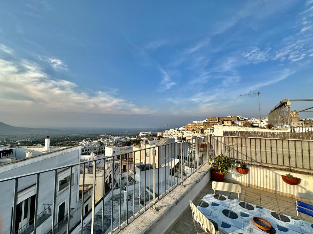 奥斯图尼Casetta Giorgia的公寓的阳台享有城市美景。