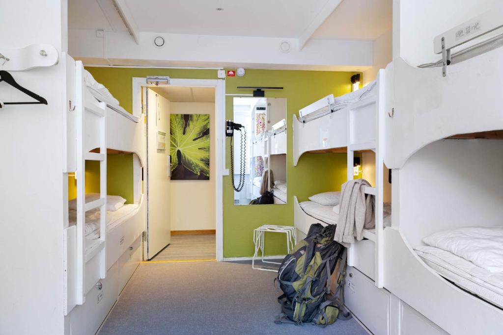 哥德堡哥德堡背包客酒店的一间设有白色双层床和走廊的客房