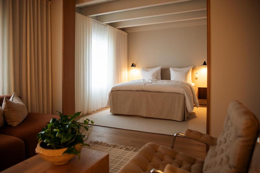 锡姆里斯港Hotel Vyn的一间卧室配有一张床和一面大镜子