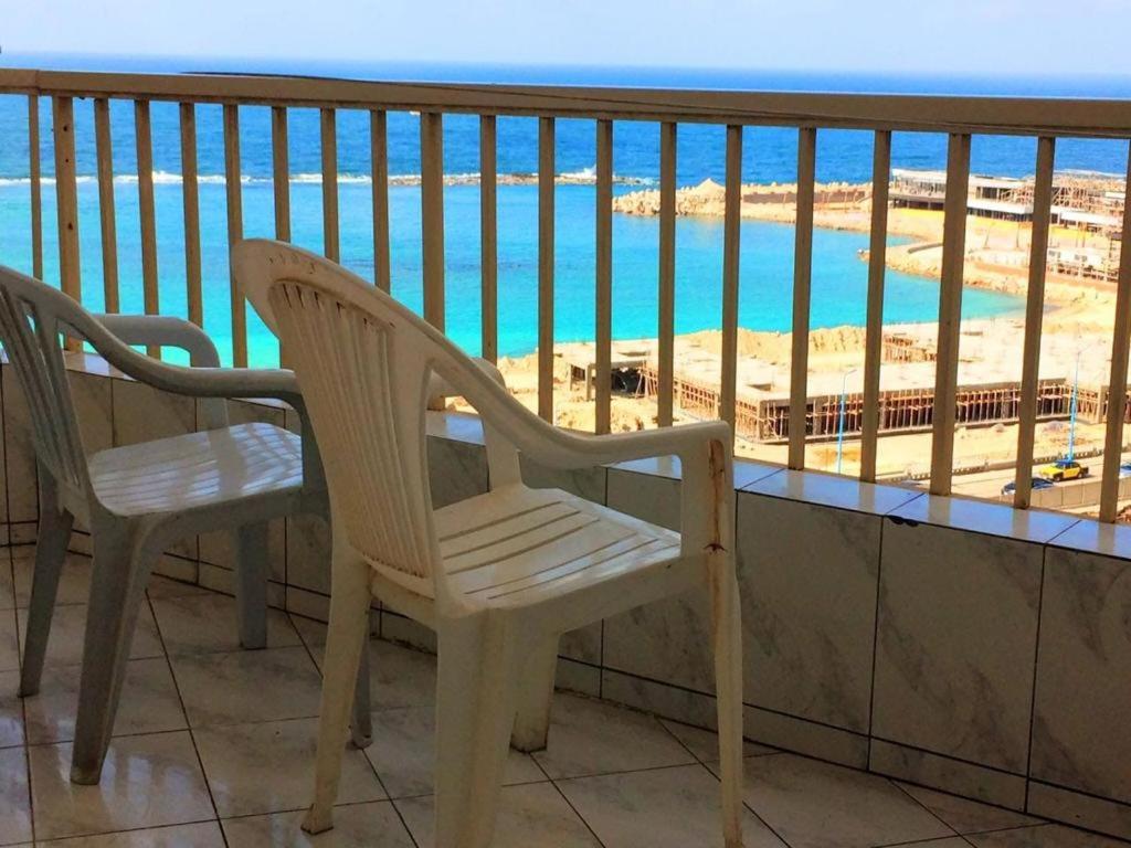 亚历山大Alex pearl的阳台配有两把椅子,享有海滩美景