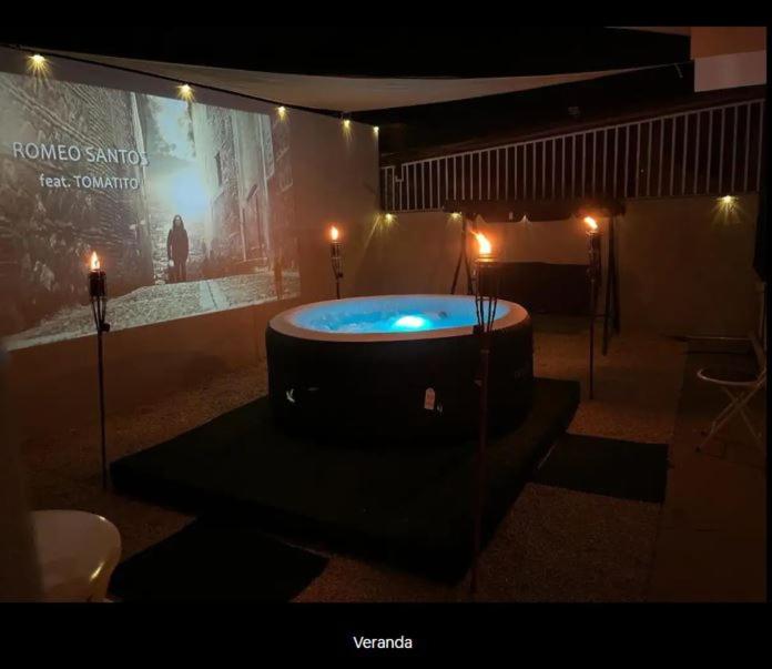 庞塞Astrolax Cinema with Jacuzzi & 4D Massage Chair的一间带大浴缸的浴室,位于带灯的房间