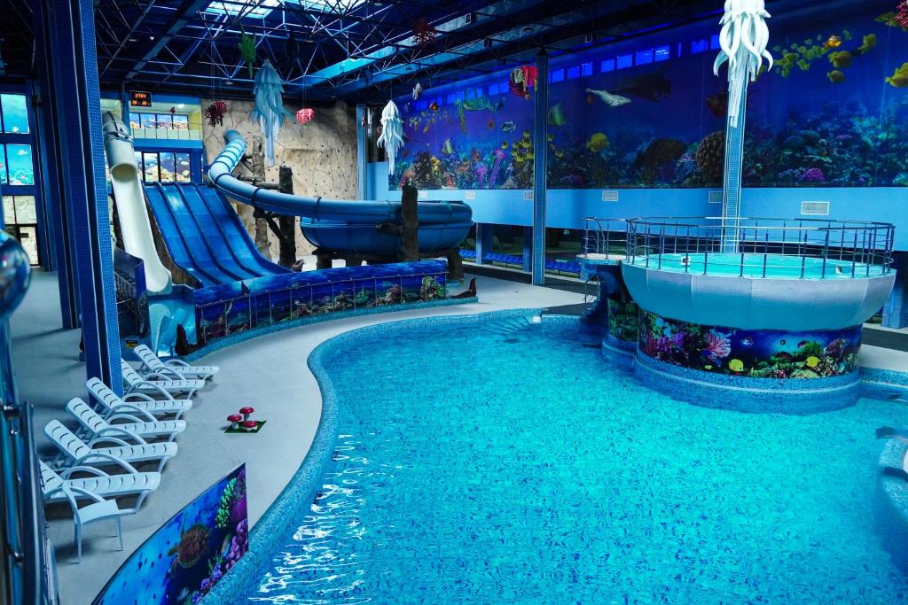 埃里温Aquapark Hotel & Villas的一个带滑梯和水族馆的室内水上公园