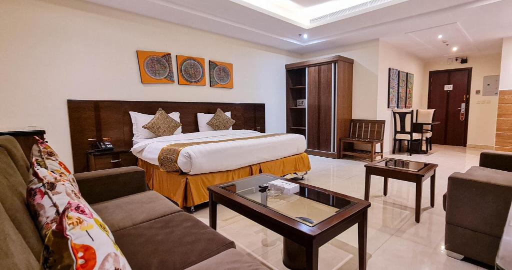 吉达Golden New Hira Hotel的酒店客房设有床和客厅。