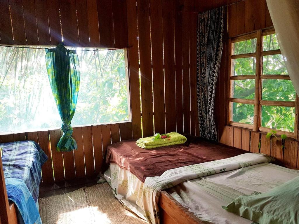 White SandsTanna Eagle twin volcano view tree house的小木屋内带两张床的房间