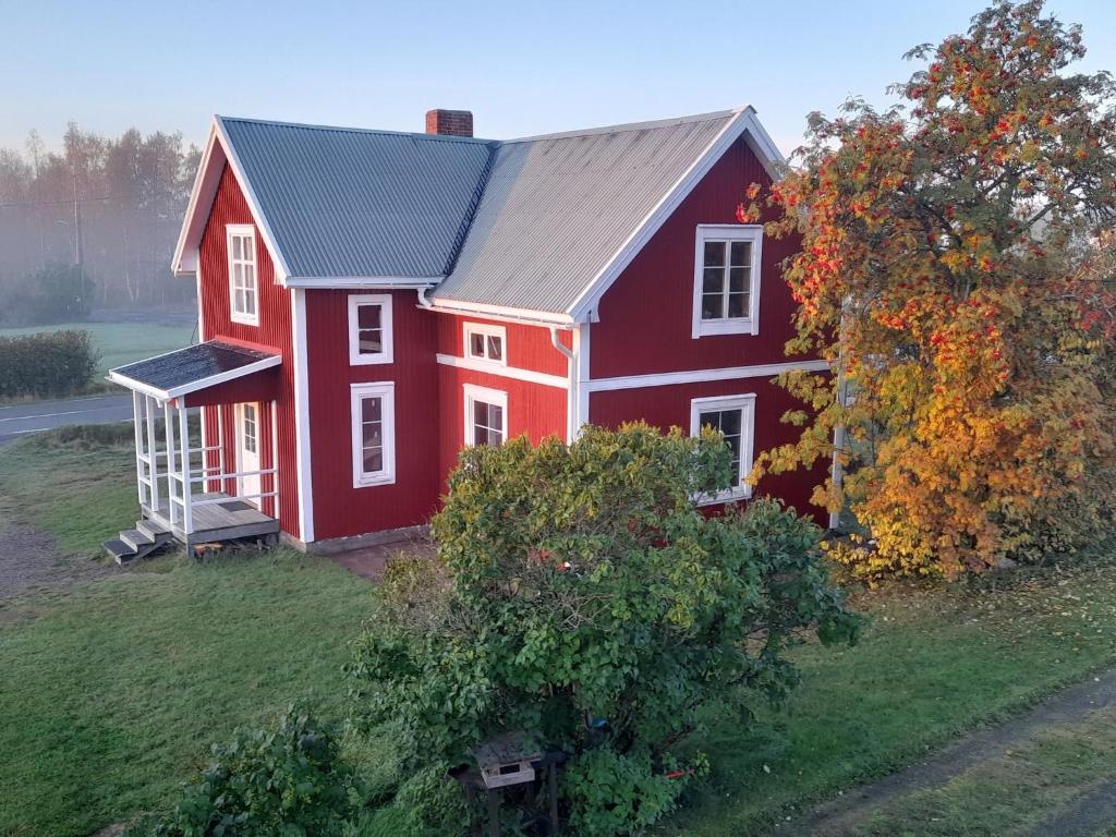 卡利克斯Old timber house的坐在田野顶上的红房子