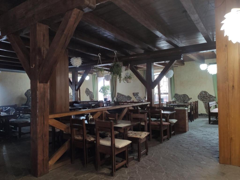 杜布诺Хмеляр的一间设有酒吧和一些椅子的用餐室