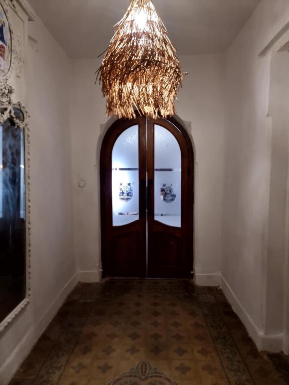 奇莱西托Las catalinas hospedajes的走廊上设有木门和吊灯