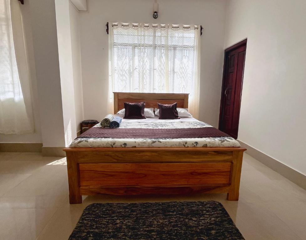 DawkiDawki Inn Home for Travellers的一间卧室设有一张大床和窗户