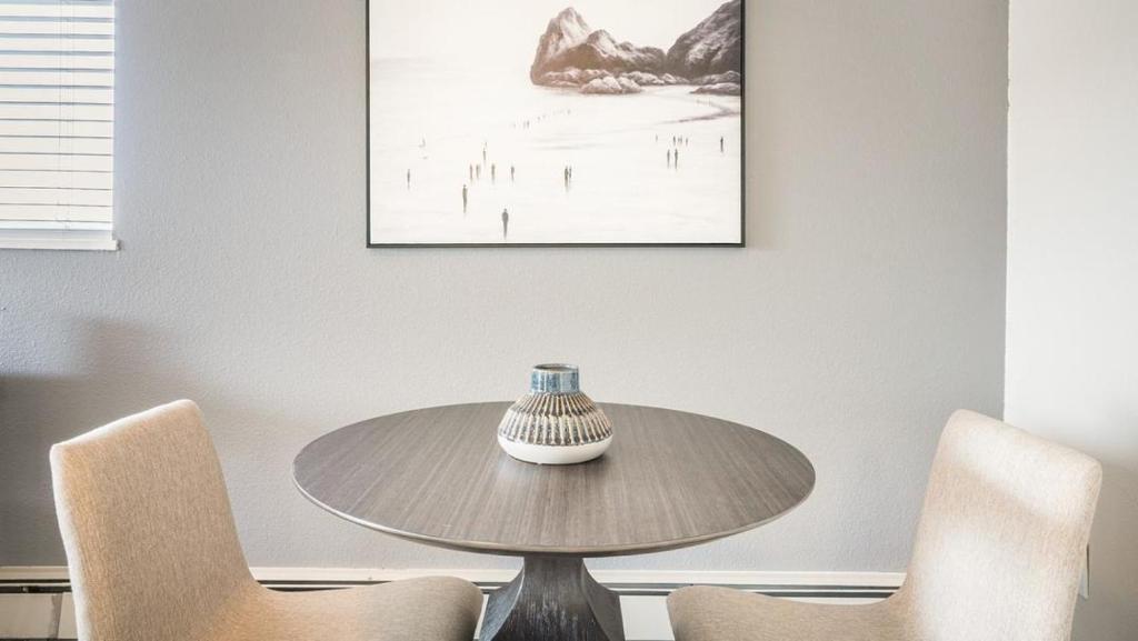 科罗拉多斯普林斯Landing Modern Apartment with Amazing Amenities (ID7160X43)的餐桌、椅子和花瓶