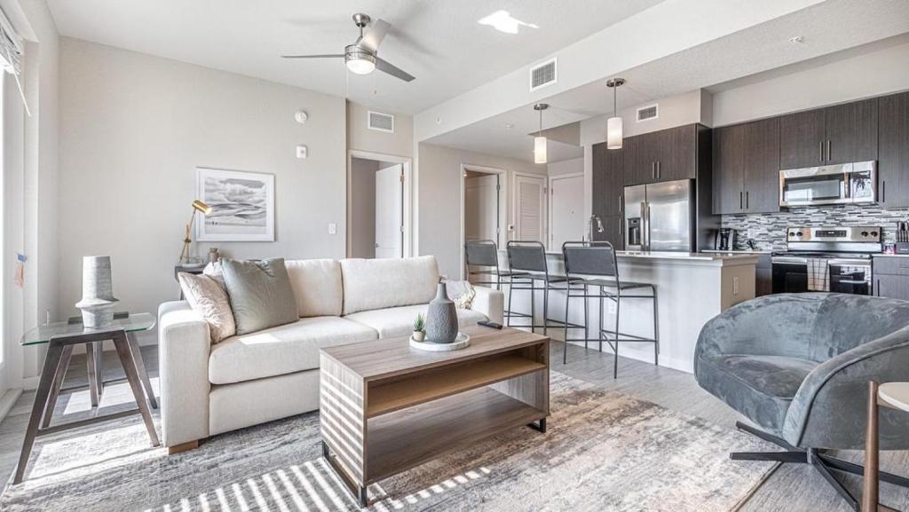 Fort Myers VillasLanding Modern Apartment with Amazing Amenities (ID8083X57)的一间带白色沙发的客厅和一间厨房