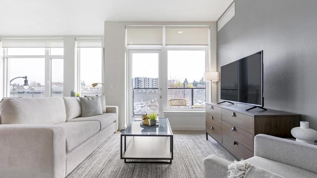 温哥华Landing Modern Apartment with Amazing Amenities (ID8566X33)的带沙发和平面电视的客厅