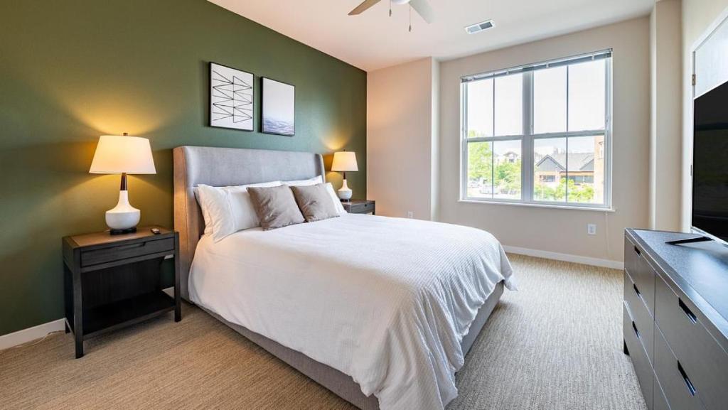 伯明翰Landing Modern Apartment with Amazing Amenities (ID1800X46)的卧室配有白色的床和窗户。