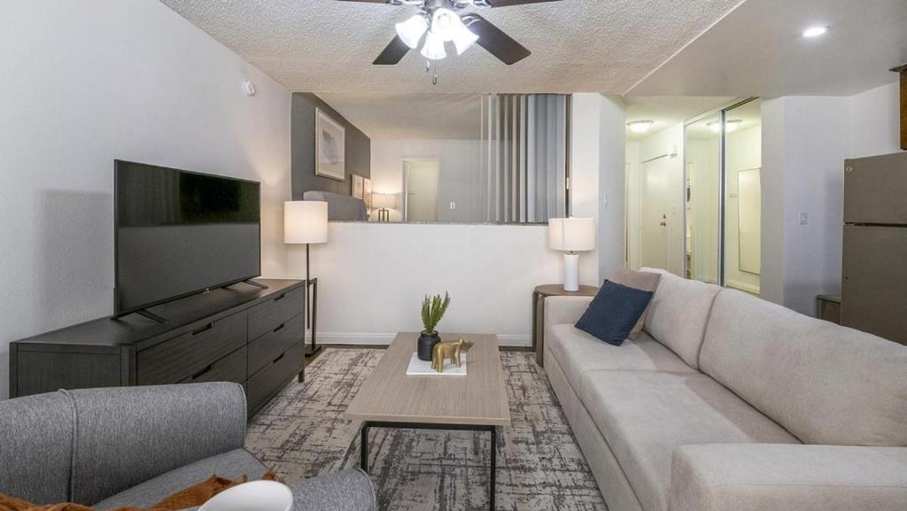 洛杉矶Landing Modern Apartment with Amazing Amenities (ID8735X33)的带沙发和平面电视的客厅