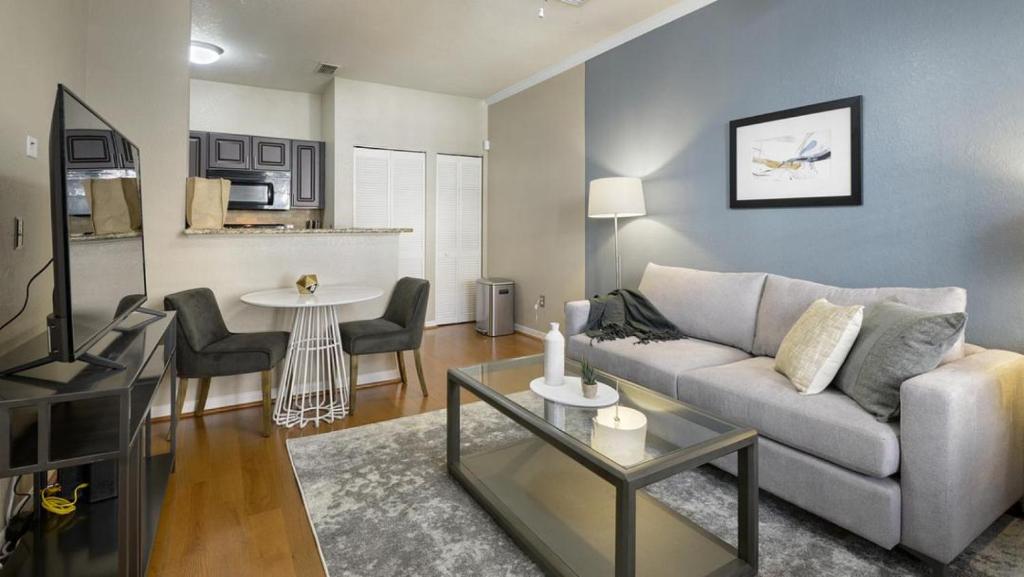 奥兰多Landing Modern Apartment with Amazing Amenities (ID4287X35)的客厅配有沙发和桌子