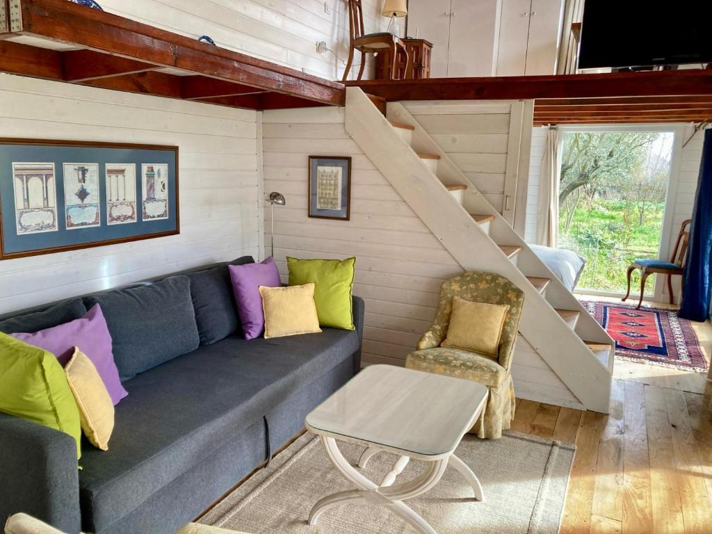 伯萨Lakeside Hideaway Cabin的带沙发和楼梯的客厅
