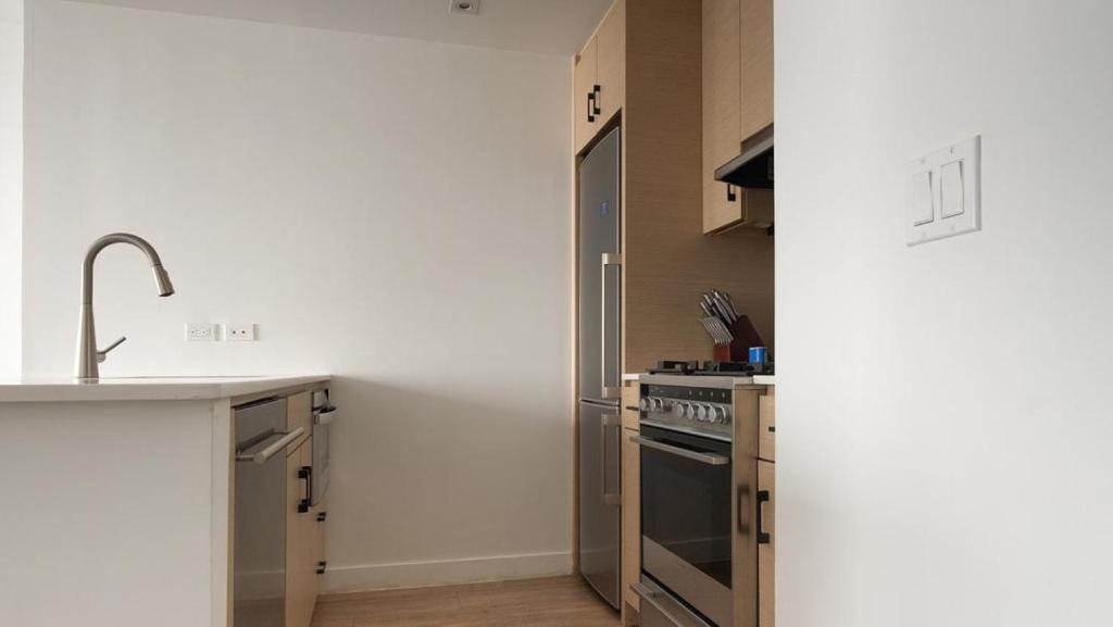 纽约Landing Modern Apartment with Amazing Amenities (ID3117X83)的厨房配有水槽和炉灶
