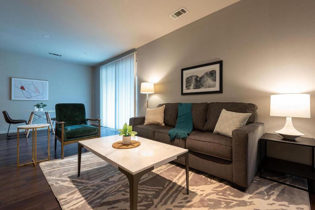 奥斯汀Landing Modern Apartment with Amazing Amenities (ID2977X82)的客厅配有沙发和桌子