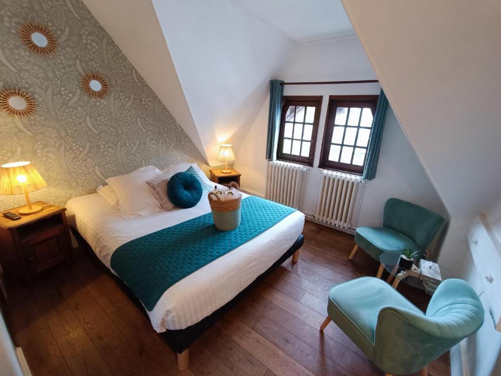 埃特勒塔火精灵庄园公寓酒店的一间卧室配有一张床和一张蓝色椅子
