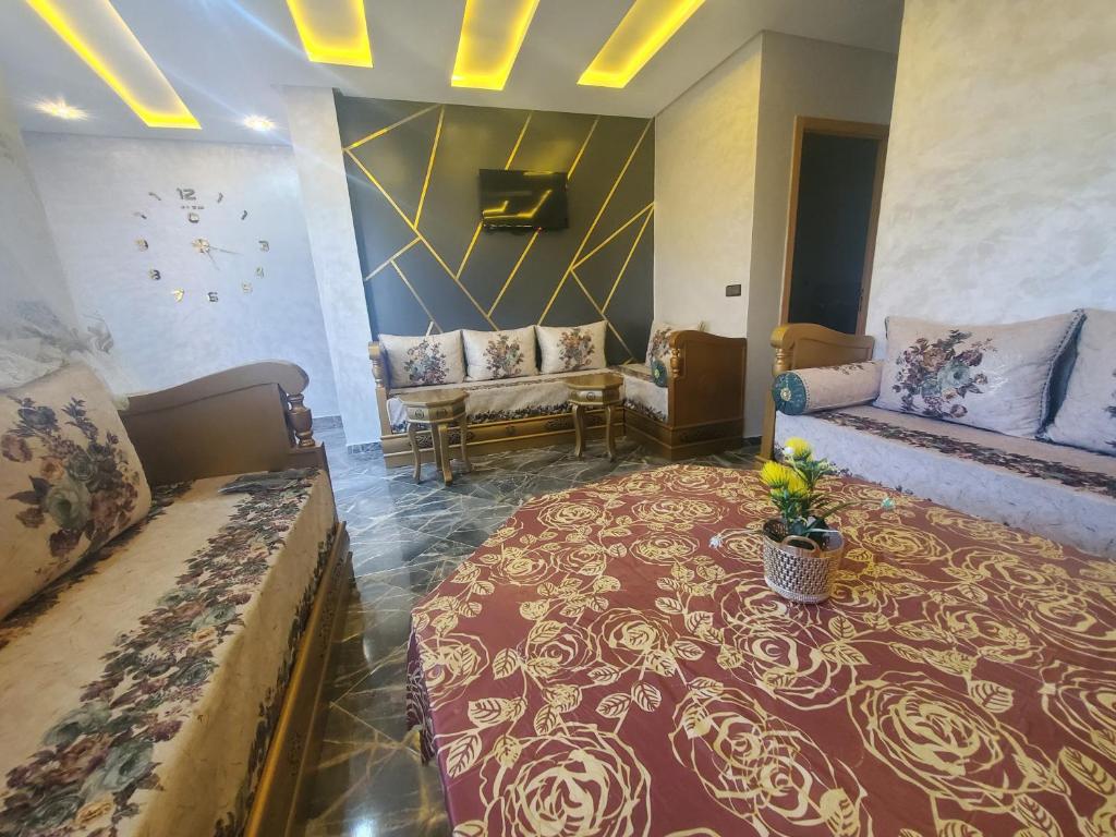 舍夫沙万Dar Brahim的客房设有床、沙发和桌子。