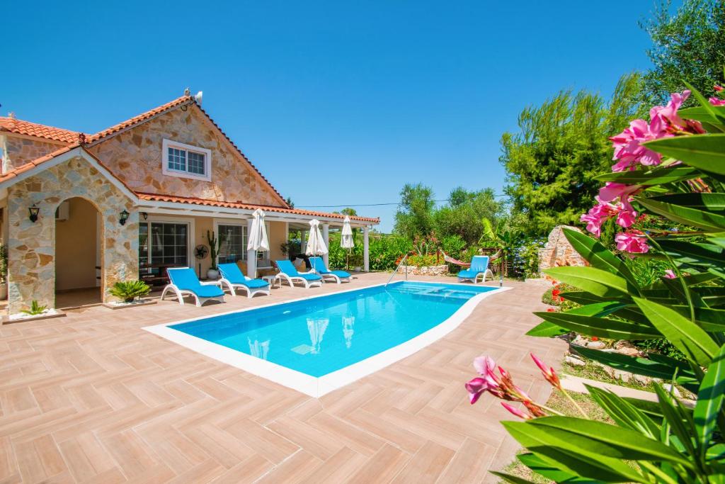 扎金索斯镇Zante Sun I - Getaway Villa!的一座带游泳池和房子的别墅