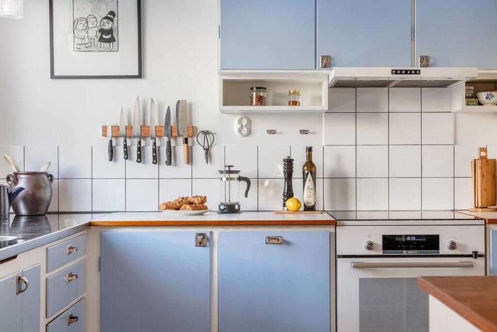 斯德哥尔摩Retro Retreat with Modern Comforts的厨房配有白色橱柜和白色家电