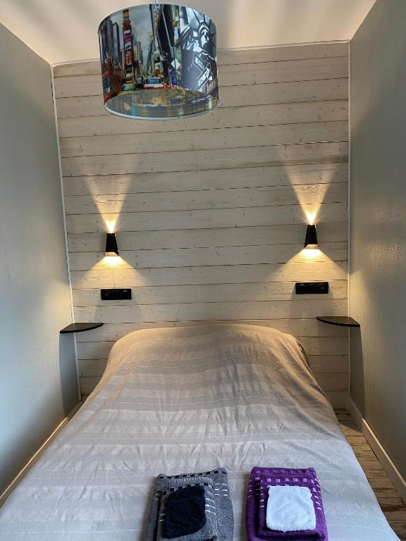 MontournaisChambre Rêve américain的一间卧室配有一张床,上面放着两个托盘