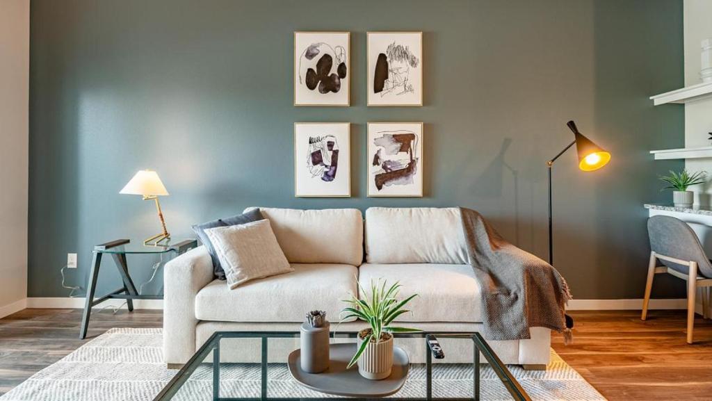 Brown DeerLanding Modern Apartment with Amazing Amenities (ID9985X43)的客厅配有沙发和桌子