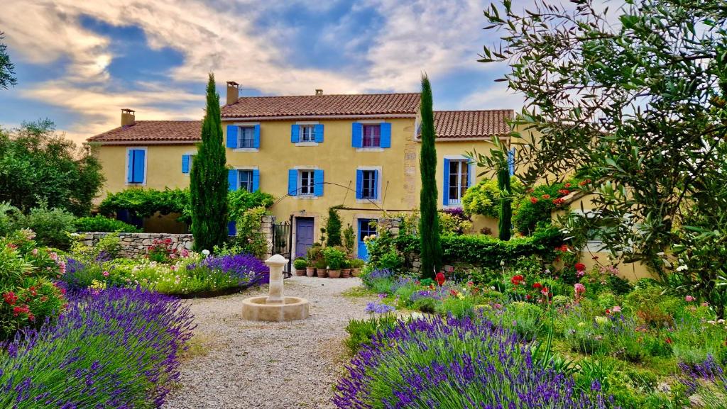 Saint-Didier圣迪迪埃巴斯泰德旅馆的一座带鲜花和树木的花园的房子