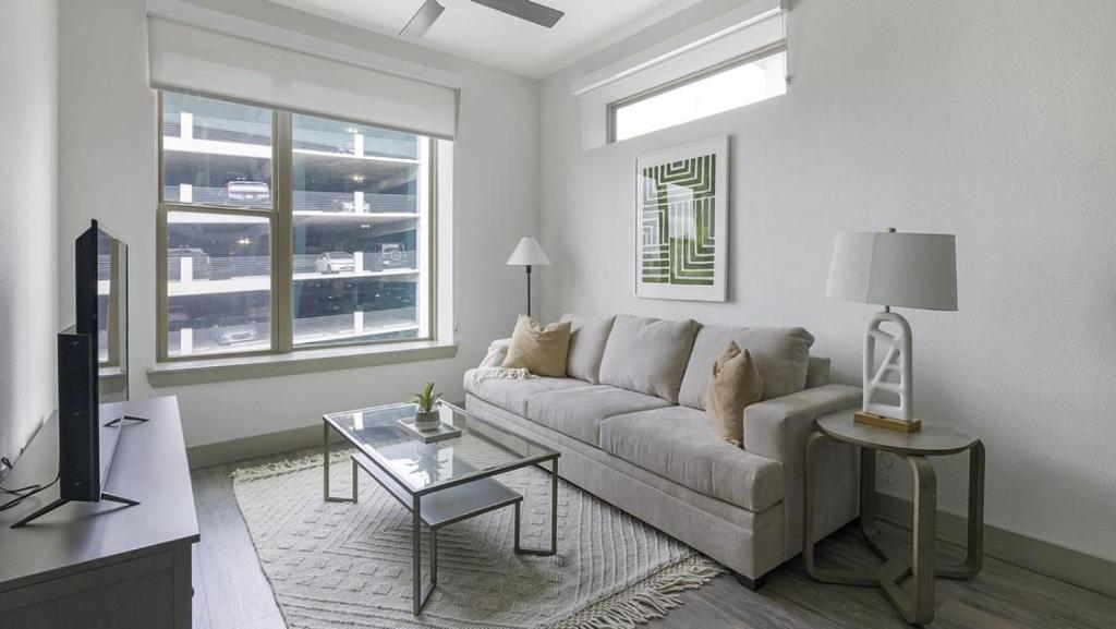 休斯顿Landing - Modern Apartment with Amazing Amenities (ID1403X404)的客厅配有沙发和桌子