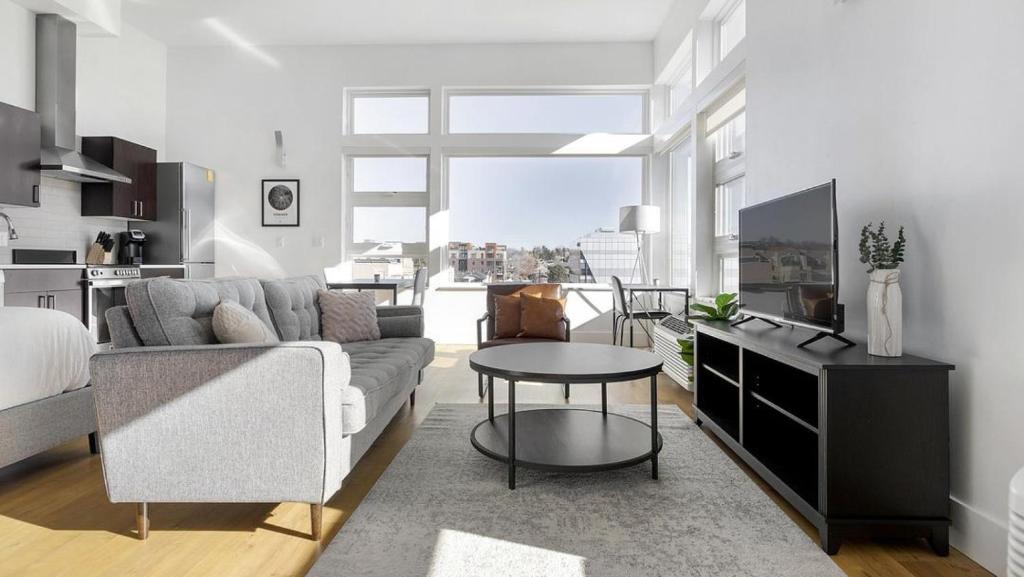 丹佛Landing - Modern Apartment with Amazing Amenities (ID1401X734)的客厅配有沙发和桌子