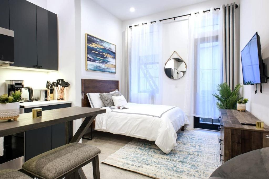 纽约3-1 New Prime East Village Private Terrace的一间卧室配有一张床、一张桌子和一张书桌