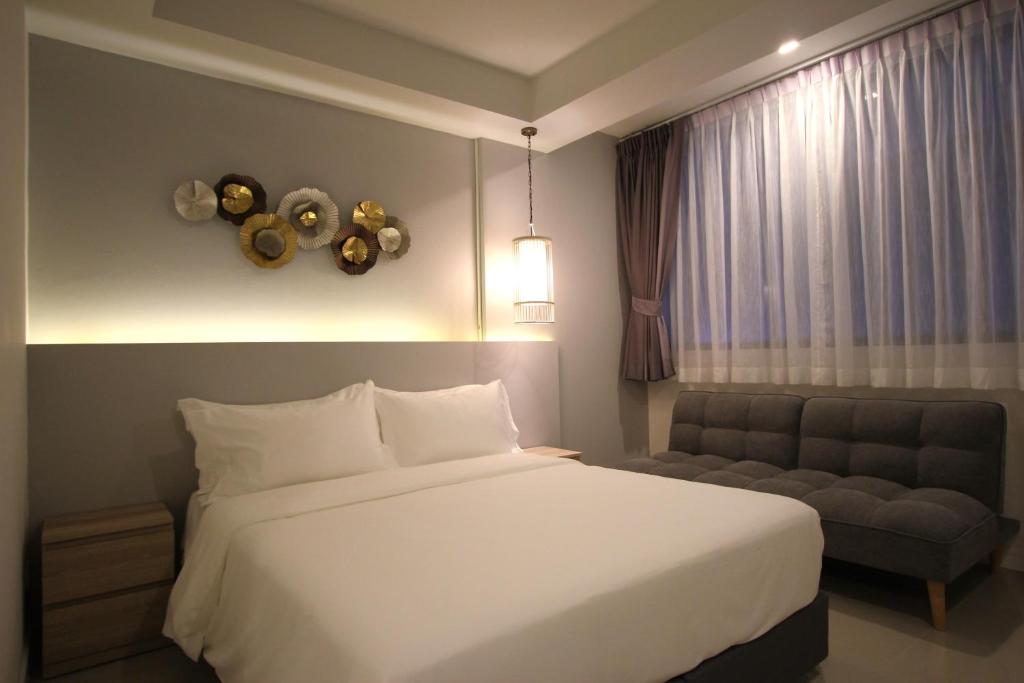 卡马拉海滩Kamala Havana的卧室配有白色的床和沙发