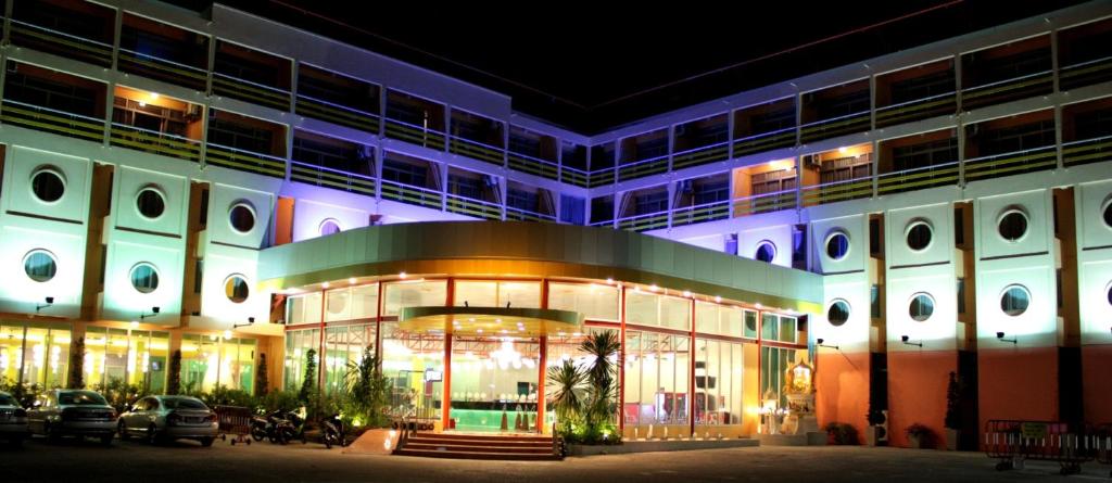 芭堤雅市中心贝拉快捷酒店的一座建筑,晚上停在前面