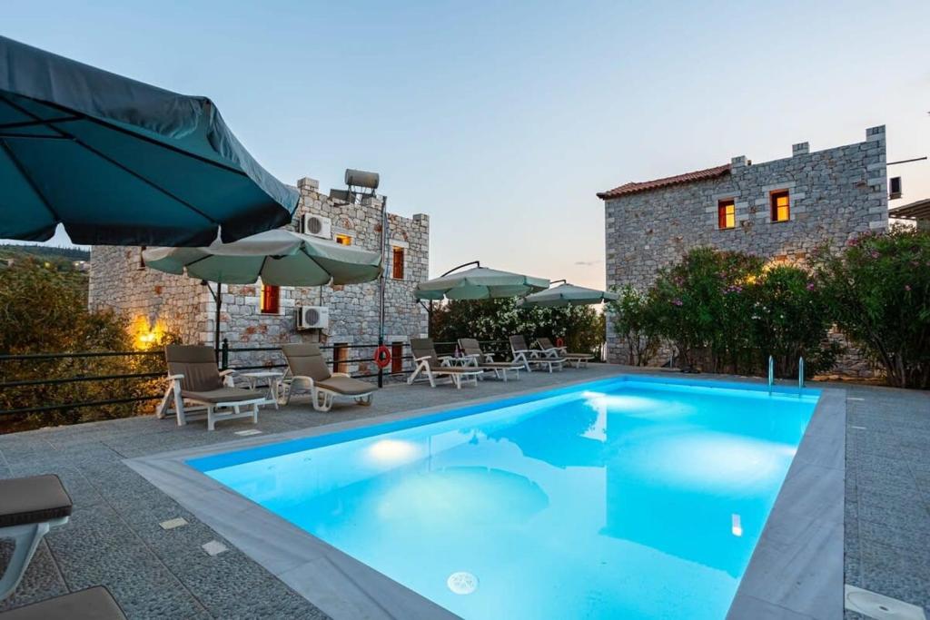 Mani SeaStone Luxury Villas - Escape by the Pool内部或周边的泳池