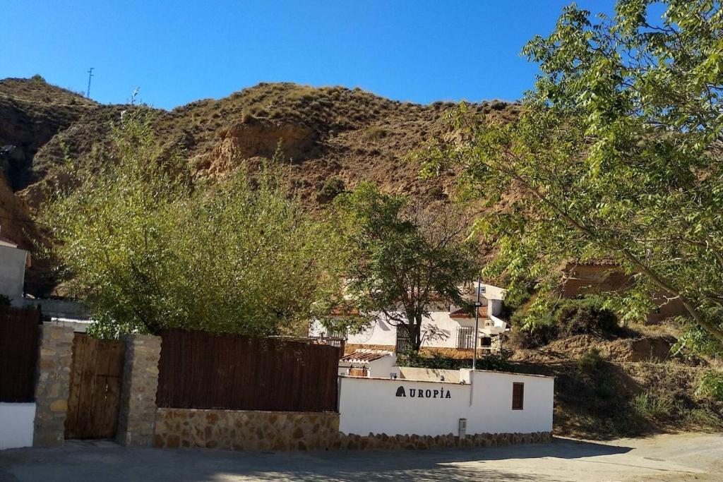 Graena3 bedrooms property with private pool at Cortes y Graena的山前有围栏的建筑