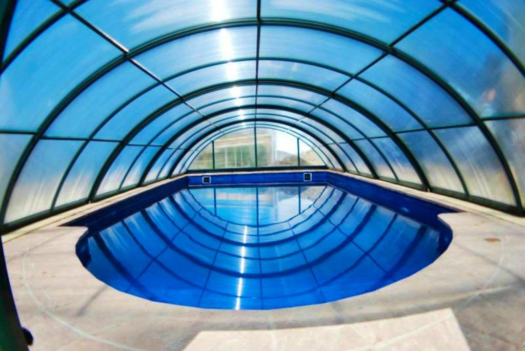 蒙特弗里奥4 bedrooms house with shared pool and wifi at Granada的蓝色隧道,里面装有水池
