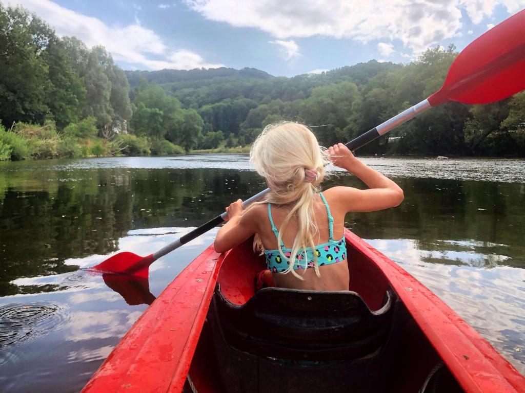 沃伦道夫庞特Camping du Rivage的河上划独木舟的年轻女孩