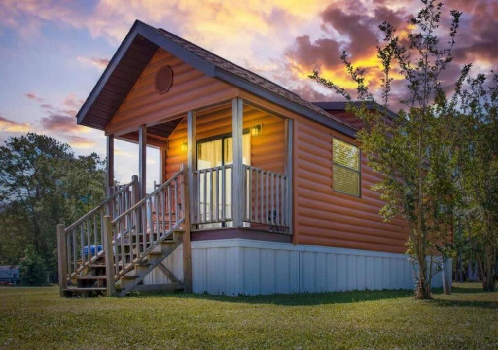 杰克逊维尔Cozy 1BR Cabin in Jacksonville的小木屋设有门廊和甲板