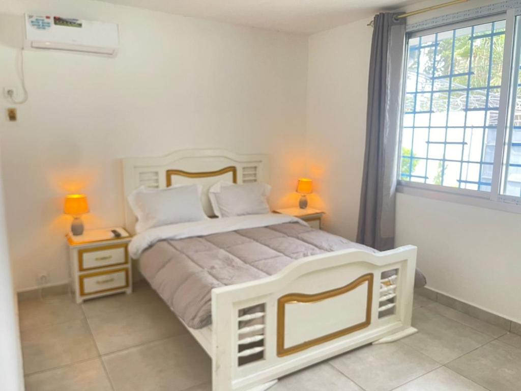利伯维尔louis LBV的一间卧室配有一张带两盏灯的大型白色床。