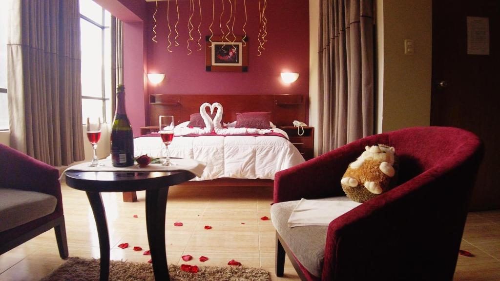 安达韦拉斯HOTEL LAS TERRAZAS INN的卧室配有一张床和一张桌子及椅子