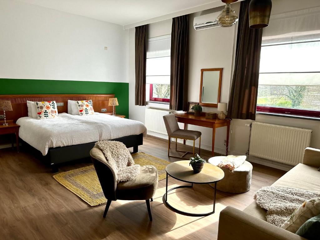 迪尔森-斯托科姆Guesthouse De Wissen的一间卧室配有一张床,客厅配有沙发