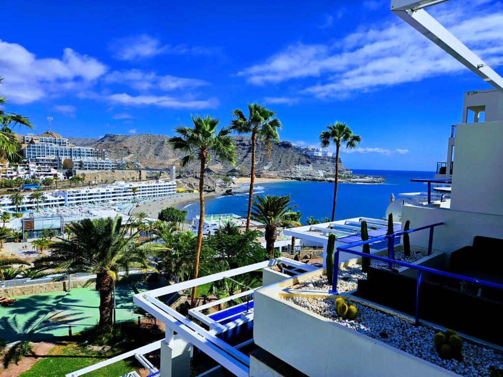 库拉海滩Ocean & Pool view apartament的从度假村的阳台上可欣赏到海景