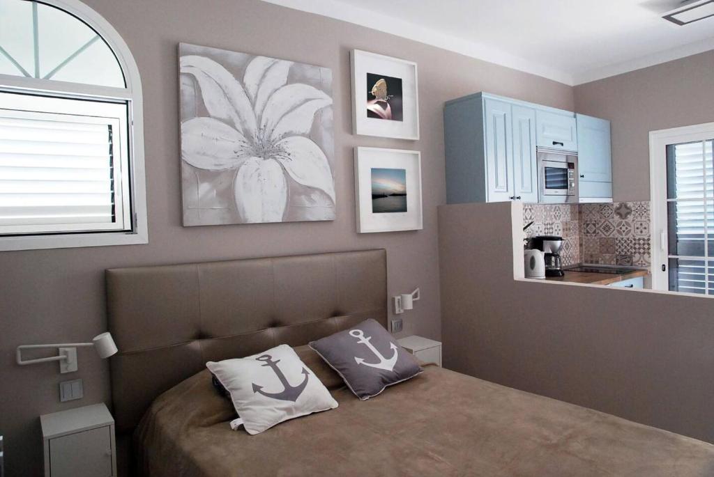 圣巴托洛梅One bedroom appartement with wifi at San Bartolome de Tirajana 3 km away from the beach的一间卧室配有一张带两个枕头的床