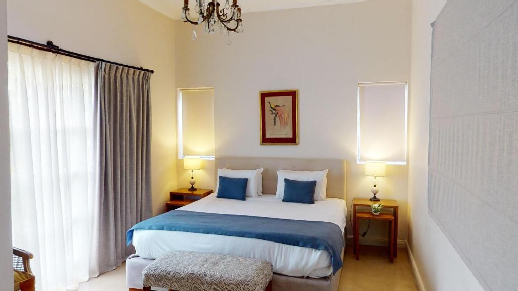 布宜诺斯艾利斯BENS L'Hôtel Palermo的一间卧室配有一张带蓝色枕头的大床