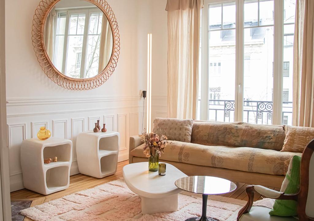 兰斯Rare! Magnifique appartement - Vue Cathédrale的带沙发和镜子的客厅