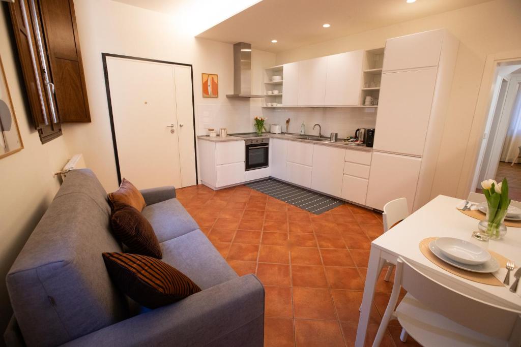 伊莫拉Casa Alidosi的带沙发和桌子的客厅以及厨房。