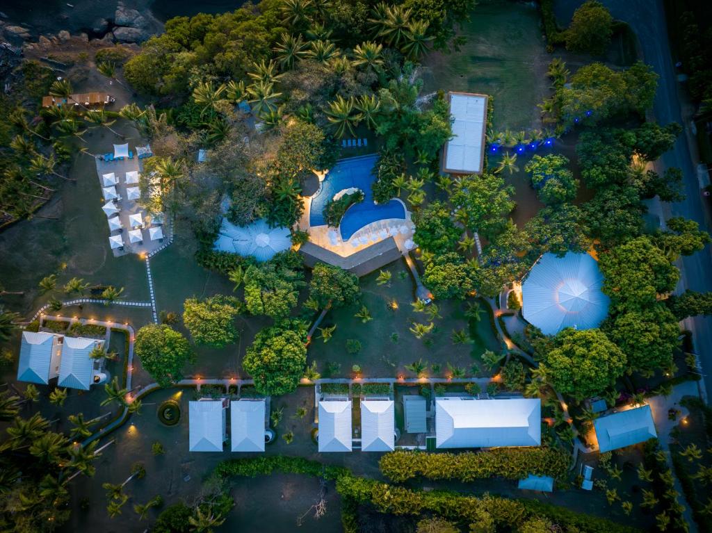 Playa AzulAzul Hotel & Retreat的享有带游泳池和树木的度假村的空中景致