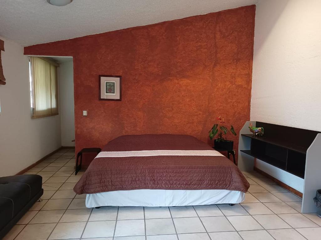 库埃纳瓦卡COLIVING的一间卧室配有一张红色墙壁的床