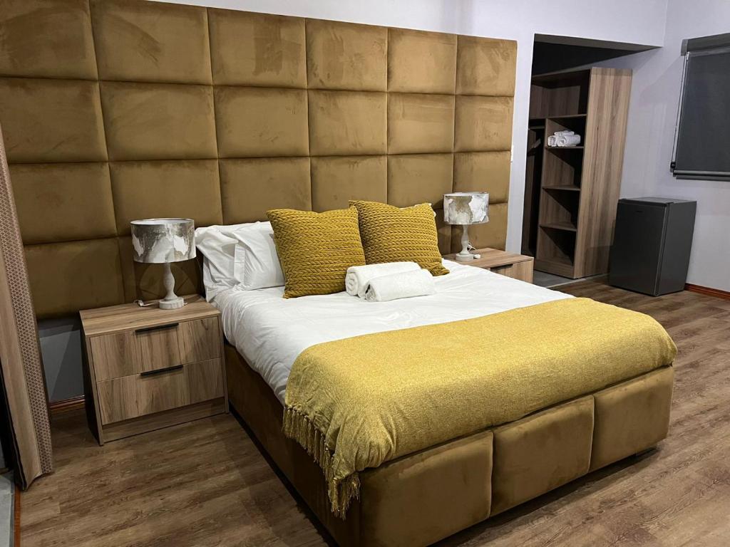 索赫燕杜Mulala Luxury Guesthouse的一间卧室配有一张大床和大床头板