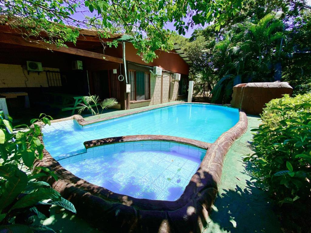 CartagenaCasa Pochotal的一座房子旁的院子内的游泳池